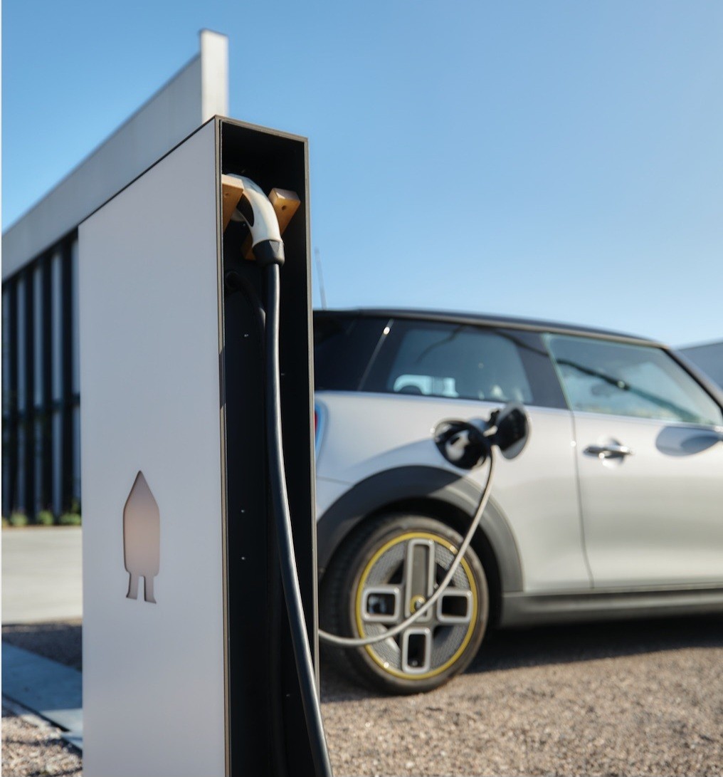 Borne de recharge Pacific Bornes avec véhicule en charge
