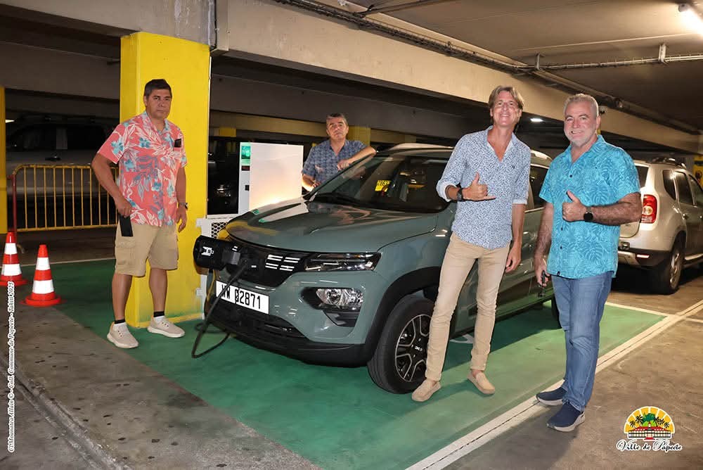 Véhicule électrique en recharge sur le réseau public, avec l'équipe Pacific Bornes