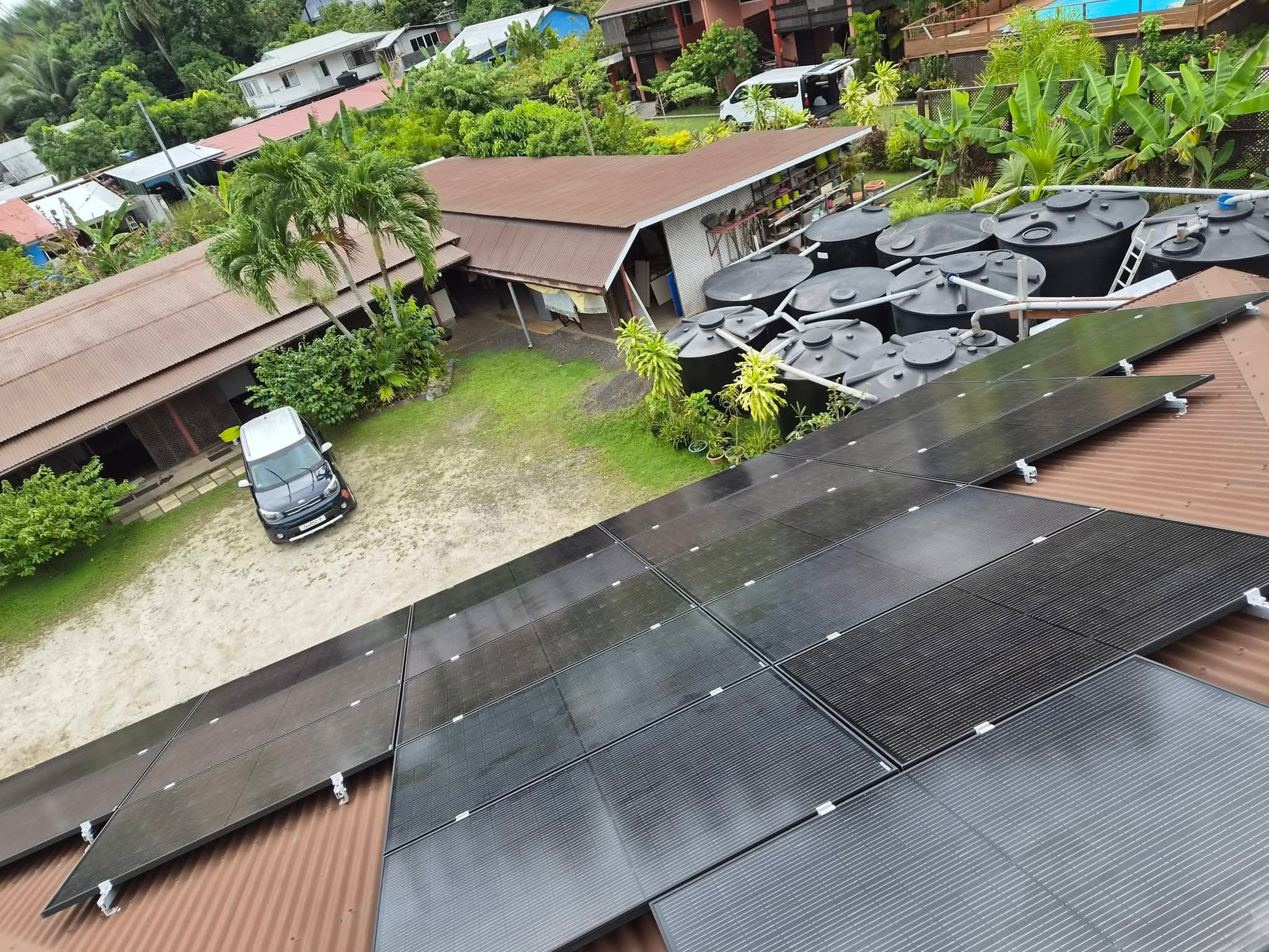Toiture photovoltaïque résidentielle à Bora Bora, vue aérienne
