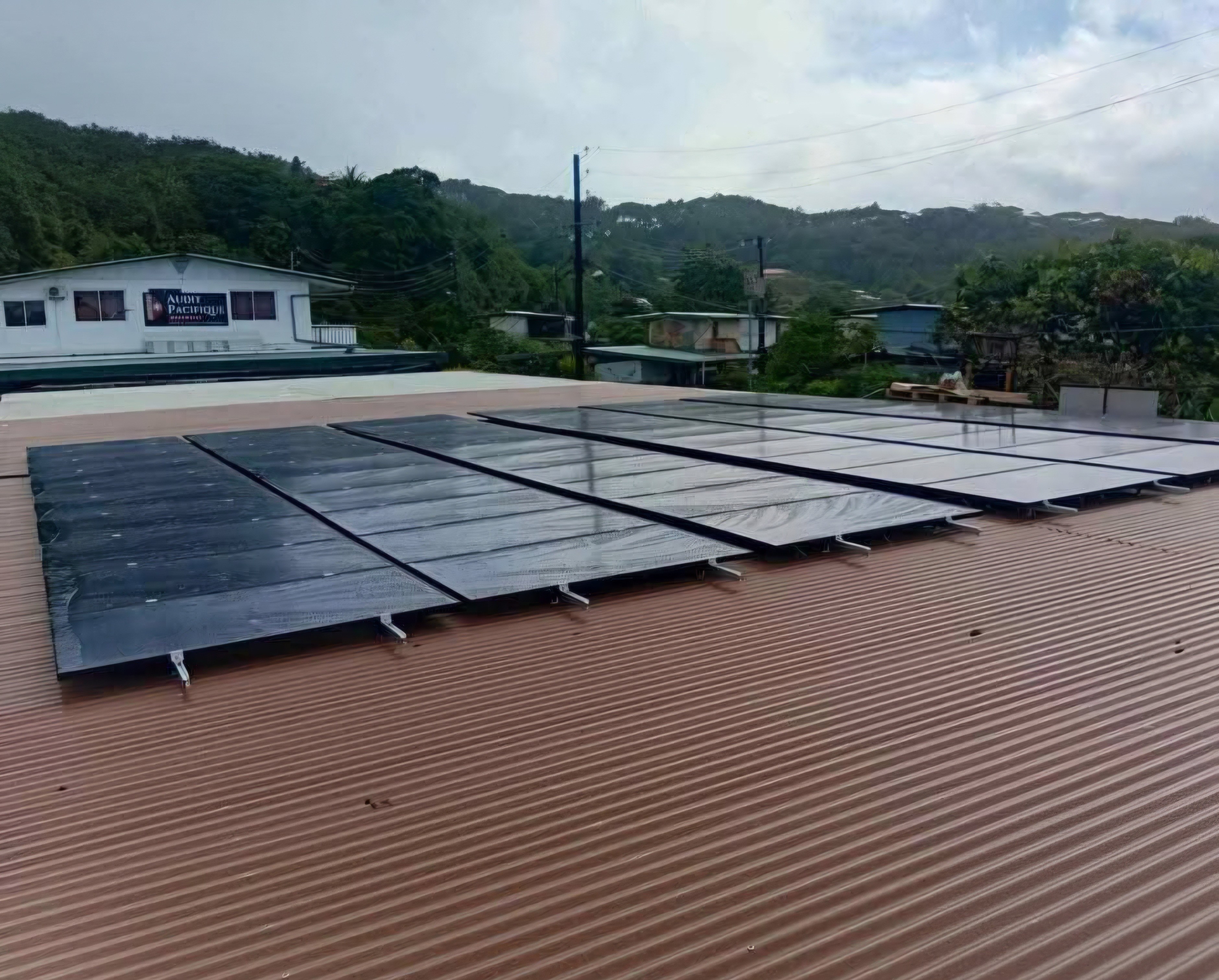 Toiture photovoltaïque du magasin Camille à Uturoa, Raiatea