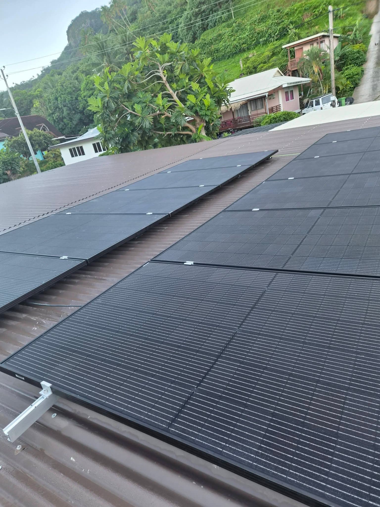 Toiture photovoltaïque du Fare Toa Tarava à Maupiti