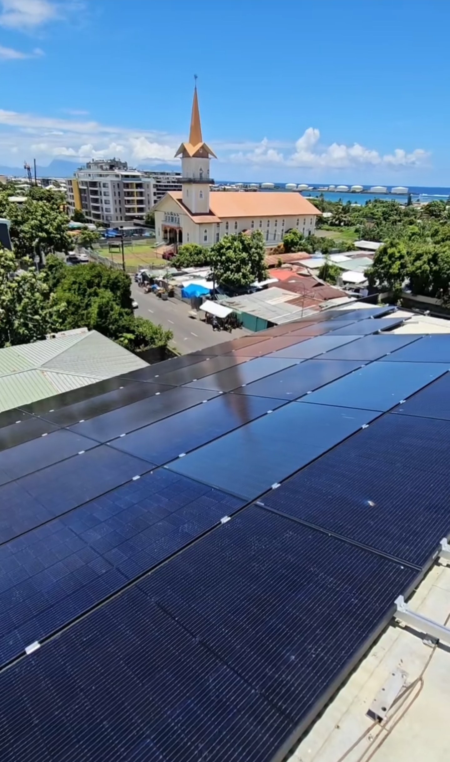 Toiture photovoltaïque du magasin Louise Wong à Papeete