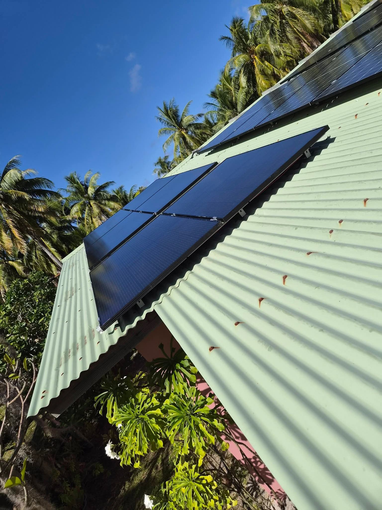 Toiture photovoltaïque de la pension de Françoise D. à Maupiti