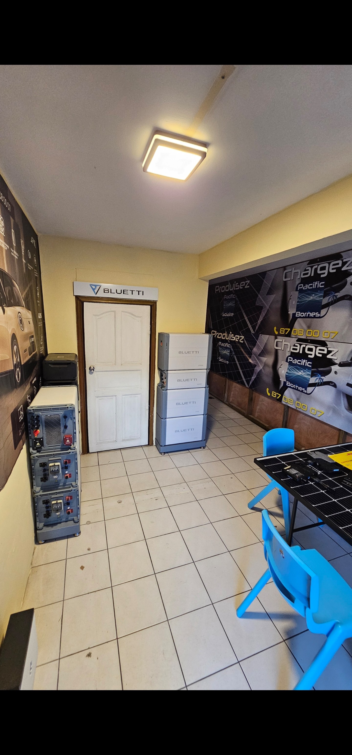 Bureau d'études Pacific Solaire à Punaauia, matériel Bluetti et affiches Produisez Chargez