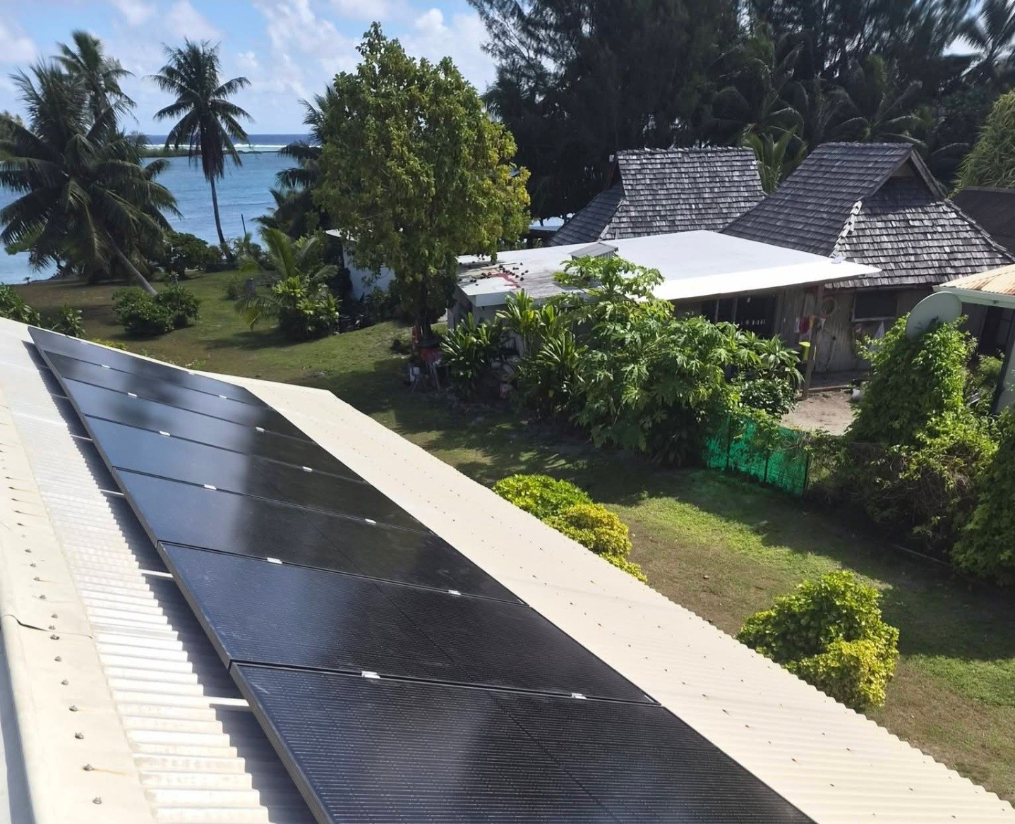 Panneaux photovoltaïques posés sur une toiture à Papeete